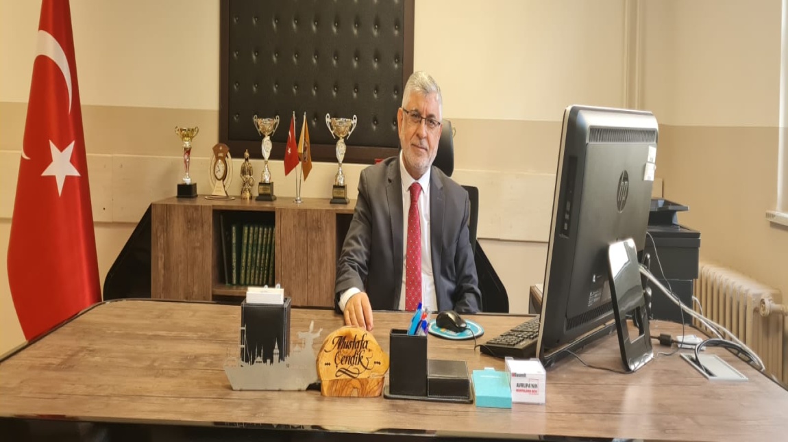 Yeni Okul Müdürümüz        Mustafa ÇENDİK